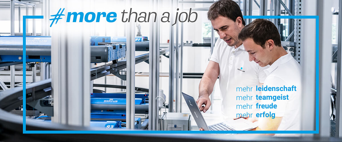 Mitarbeiter aus der Software-Integration bei der Anlage vor Ort. Gekennzeichnet mit #more than a job und mehr Leidenschaft, mehr Teamgeist, mehr Freude, mehr Erfolg